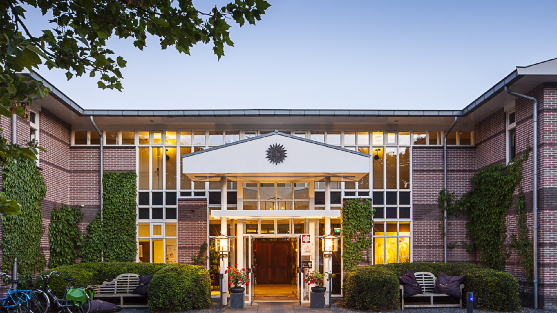 De hoofdingang van Hotel Merlet in Schoorl, waar Oudtside is gevestigd